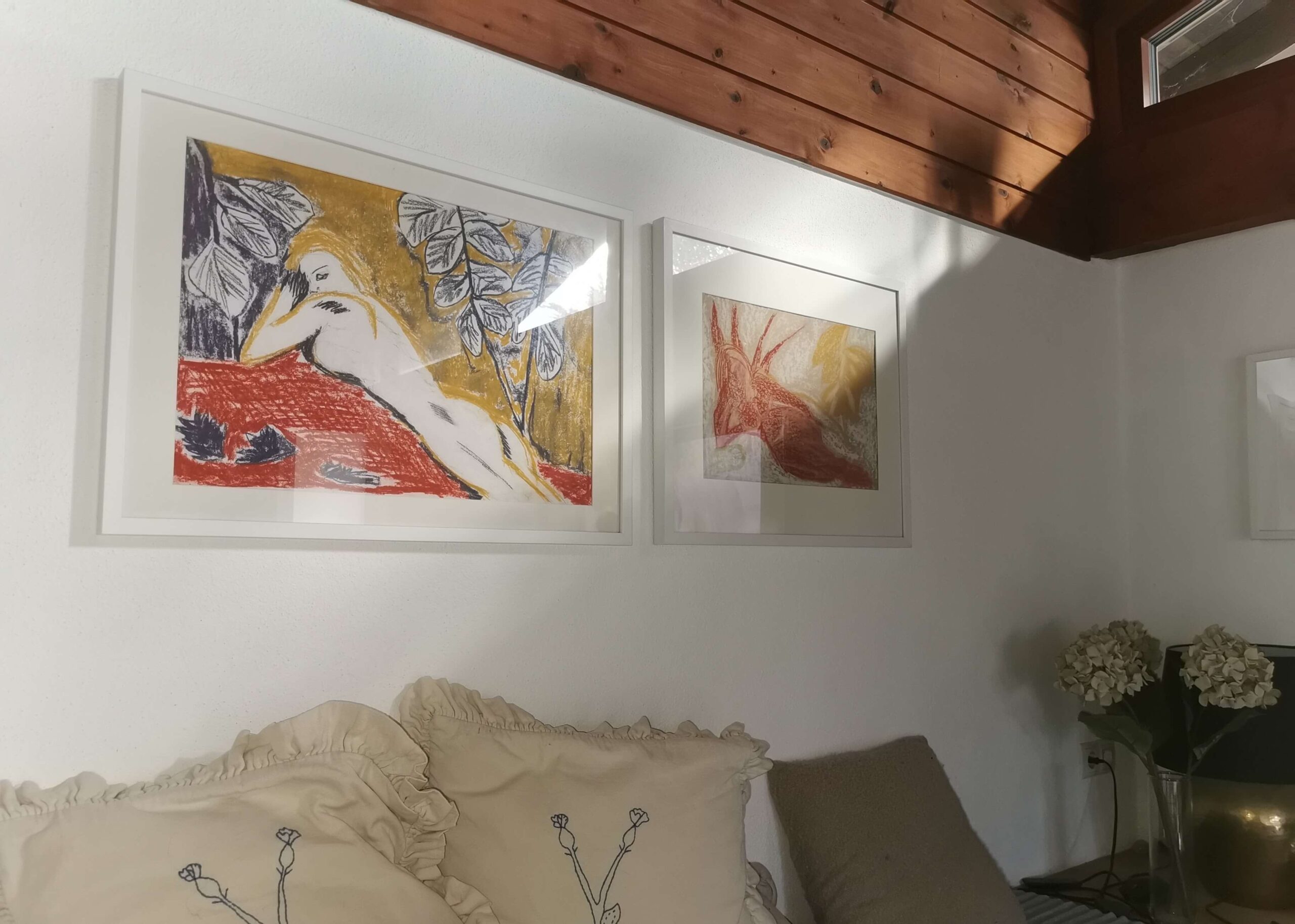 Zwei zeitgenössische Kunstwerke von Graziella Musumeci an der Wand, künstlerische Werke aus Tirol