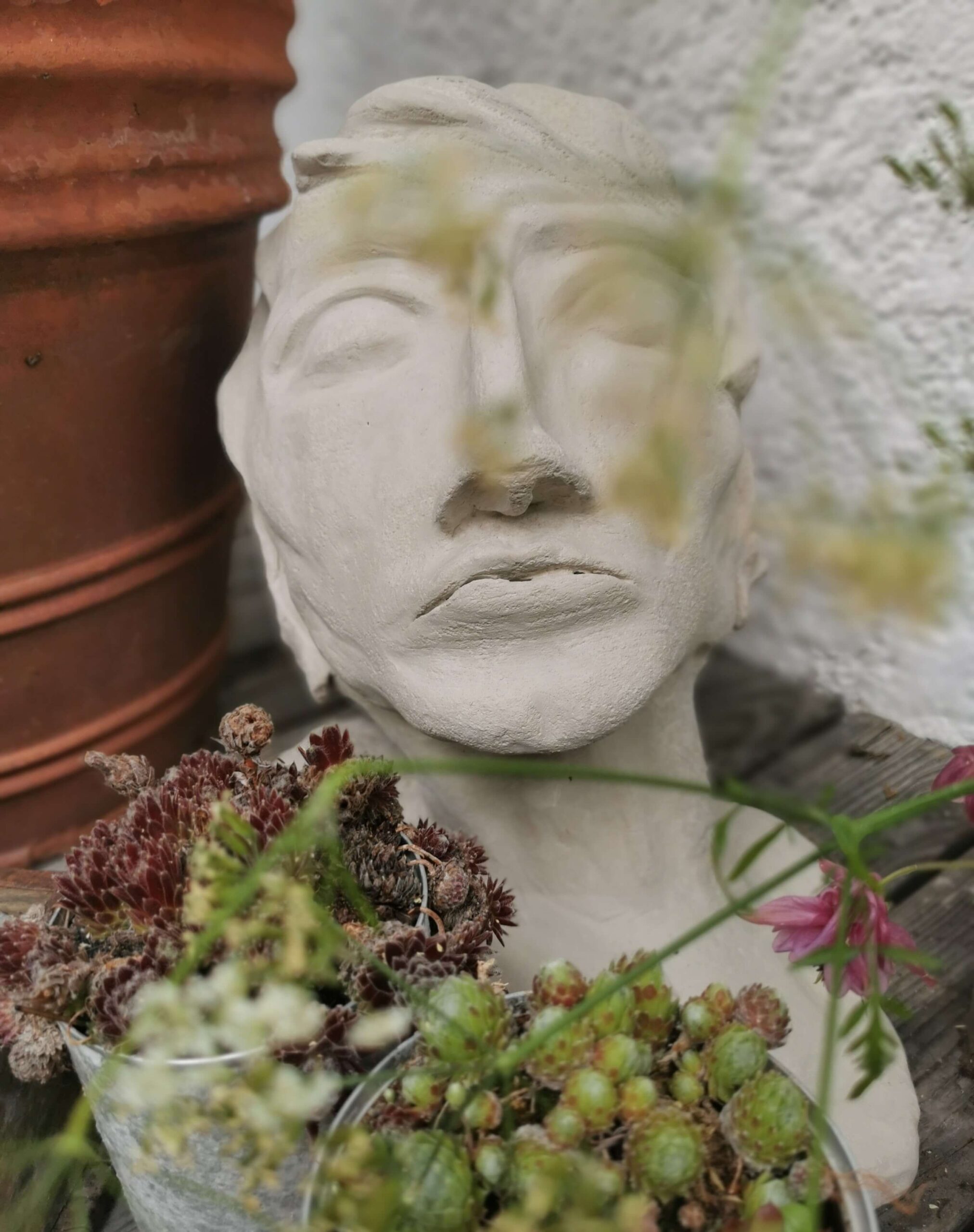 Detailaufnahme Tonbüste von Graziella Musumeci im Garten