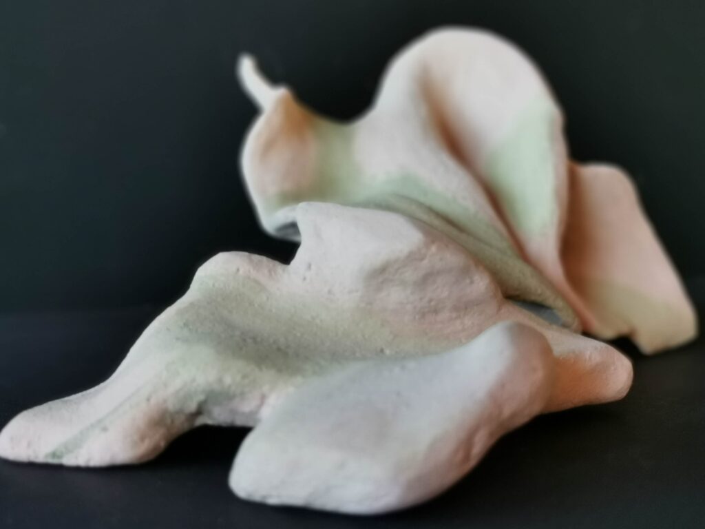 Ein Blick auf eine organische Skulptur aus Ton