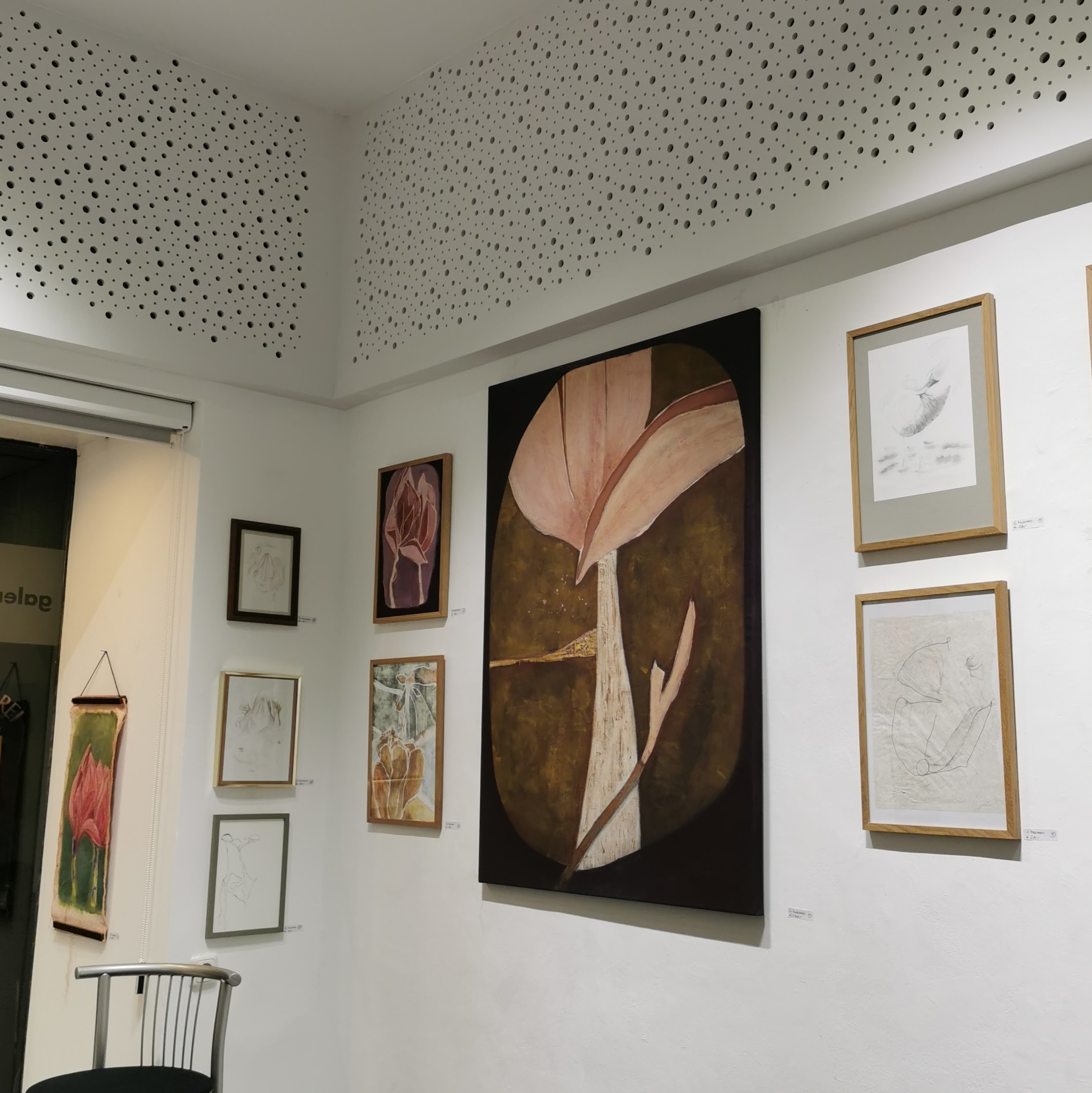 Blick in die Galerie während der Ausstellung Metamorphosen, Kunstwerke an den Wänden