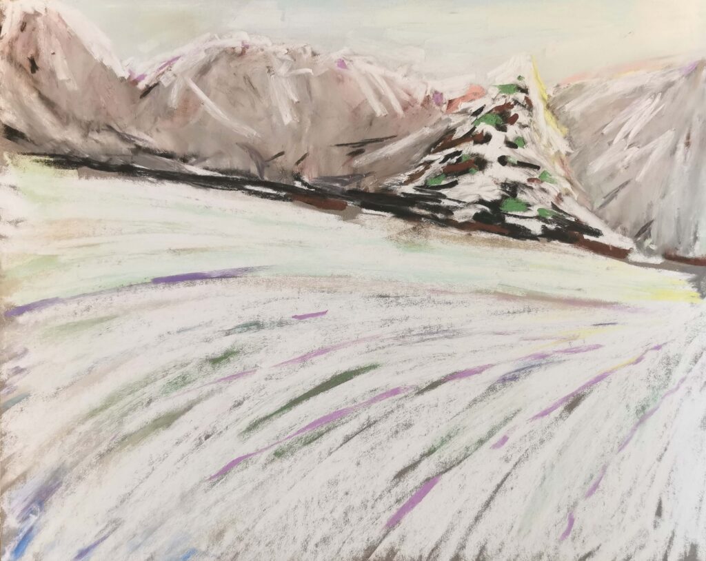Reduzierte Winterlandschaft in Soft Pastell mit heller Schneefläche, Bergsilhouetten und einem einzelnen dunklen Baum.