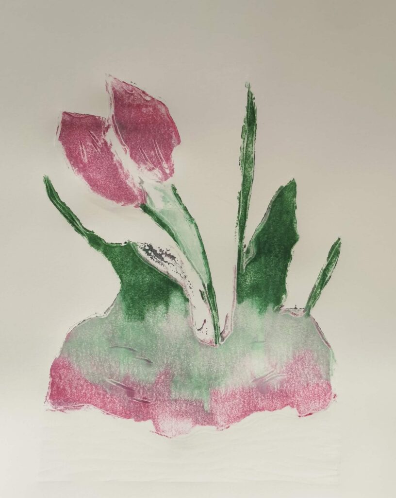 Abstrahierte Tulpe in Rosa und Grün, Linolschnitt und malerische Weiterbearbeitung auf Papier.