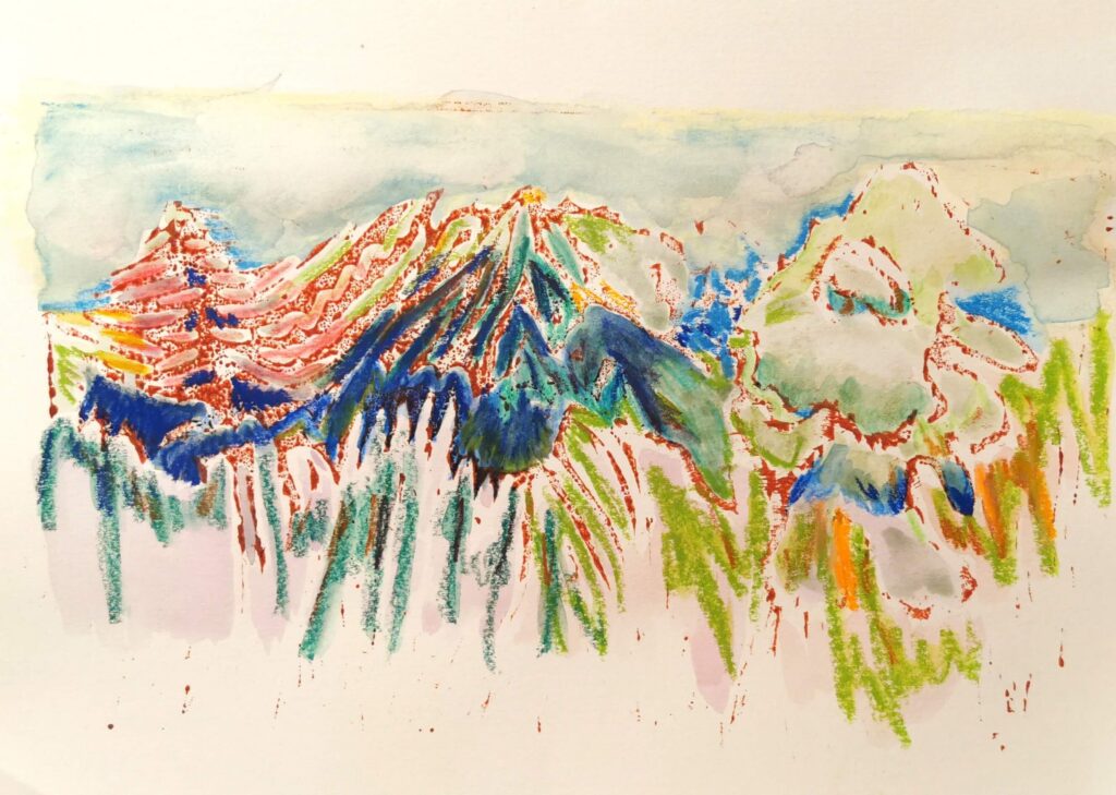 Abstrahierte Darstellung dreier Bäume in Rotbraun, Blau, Grün und zarten Farbschichten, Holzschnitt und malerische Weiterbearbeitung auf Papier.